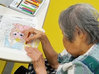 高齢者のぬり絵～自由なアートをここで～